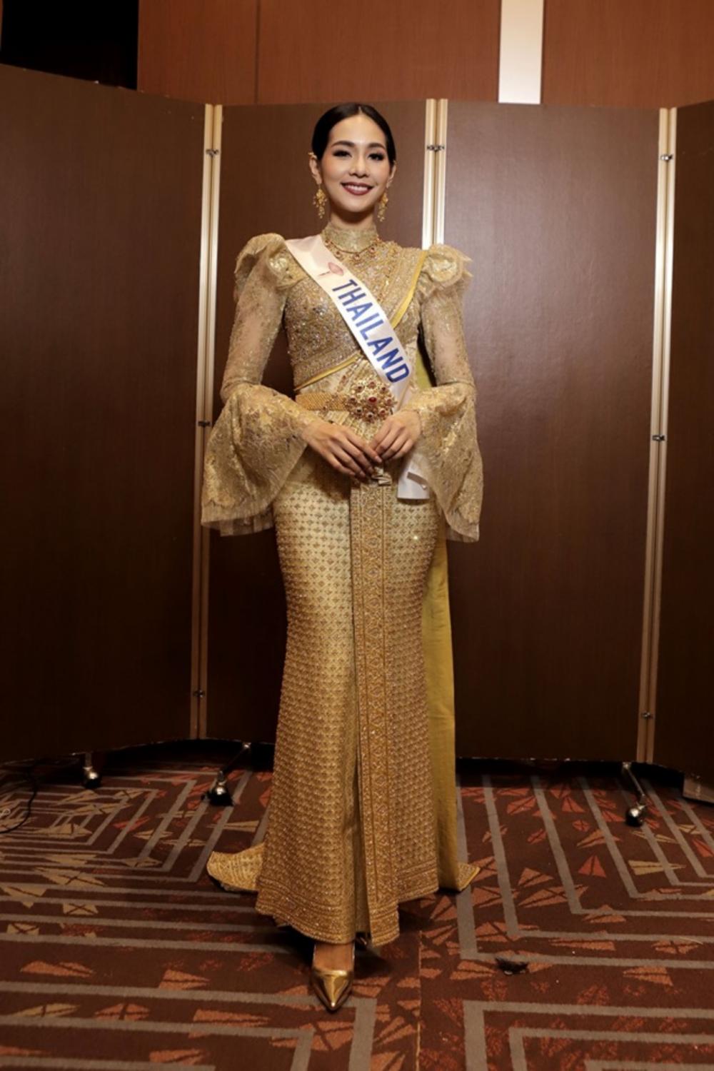 มิสอินเตอร์เนชั่นแนลไทยแลนด์ Miss International Thailand 2019 บิ๊นท์ สิรีธร ลีห์อร่ามวัฒน์ สวยหวานในชุดไทยศิวาลัยประยุกต์ ช่วงรัชกาลที่ 5 ตอนปลาย ออกแบบโดยเจ้าพ่อเวดดิ้ง ปลา สุดจิตร์ สุดจิตต์ จากฟินาเล่เวดดิ้งสตูดิโอ Finale Wedding Studio และร่วมดูแลอีกโดย ลักษณ์ ภูมิรัตน์ เลิศวิศิษฎ์ชัย ผู้ถือครองลิขสิทธิ์ มิสอินเตอร์เนชั่นแนลไทยแลนด์ Miss International Thailand