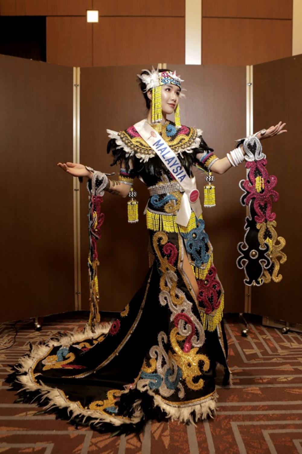 มิสอินเตอร์เนชั่นแนลมาเลเซีย Miss International Malaysia 2019 ชาเมียน ชิว งดงามแปลกตาในชุด คู่บารมีของกาหลงอูลู แรงบันดาลใจจากชุดดั้งเดิมของชาวพื้นเมืองตะวันออก ของรัฐซาราวัก โดยได้ เนย ณหทัย เล็กบำรุง เจ้าของลิขสิทธิ์ มิสอินเตอร์เนชั่นแนลมาเลเซีย 2019 มาร่วมดูแลอย่างดีด้วย