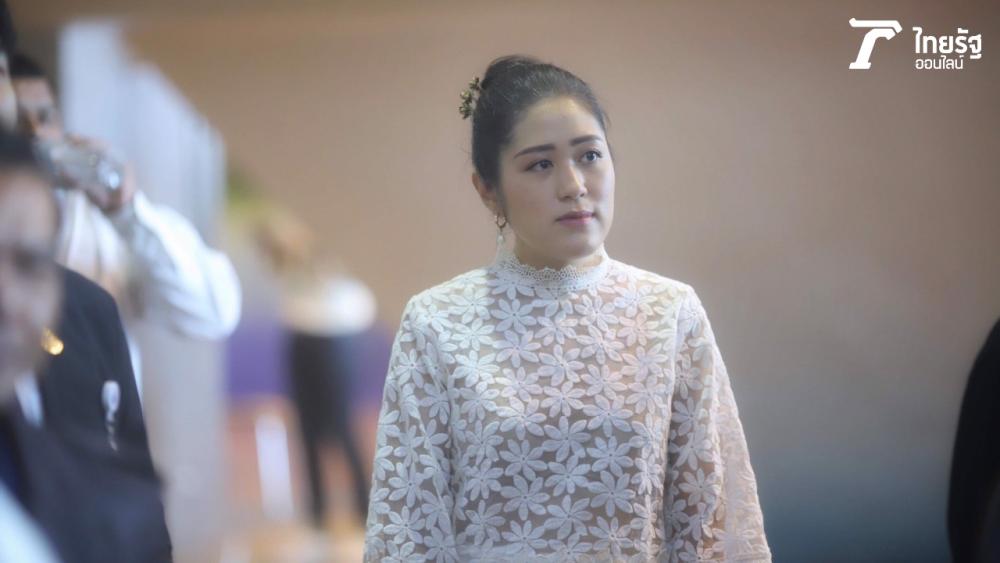 ชุดน.ส.พรรณิการ์ วานิช ส.ส.บัญชีรายชื่อ พรรคอนาคตใหม่ ใส่ชุดไทย มาประชุมรัฐสภาในวันนี้