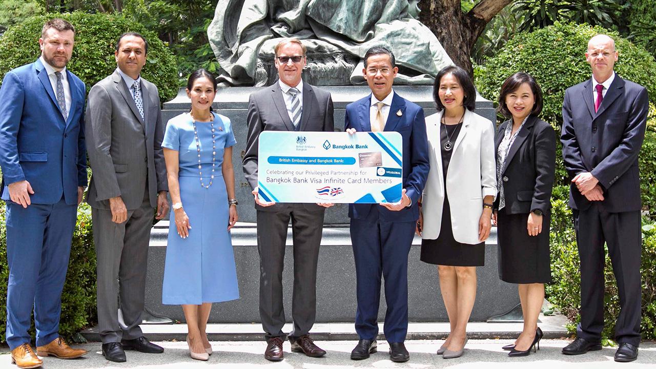 ขอวีซ่า ไบรอัน เดวิดสัน ทูตอังกฤษ และ ดร.ทวีลาภ ฤทธาภิรมย์ กก.ผช.ผจก.ใหญ่ ธ.กรุงเทพ ลงนาม ความร่วมมือมอบบริการพิเศษการยื่นขอวีซ่าเข้าสหราชอาณาจักร เพียงยื่นหนังสือเดินทางพร้อมแสดงบัตรอินฟินิท ธ.กรุงเทพ โดยมี ม.ล.รดีเทพ เทวกุล มาร่วมในพิธีด้วย ที่สถานทูตอังกฤษ วันก่อน.
