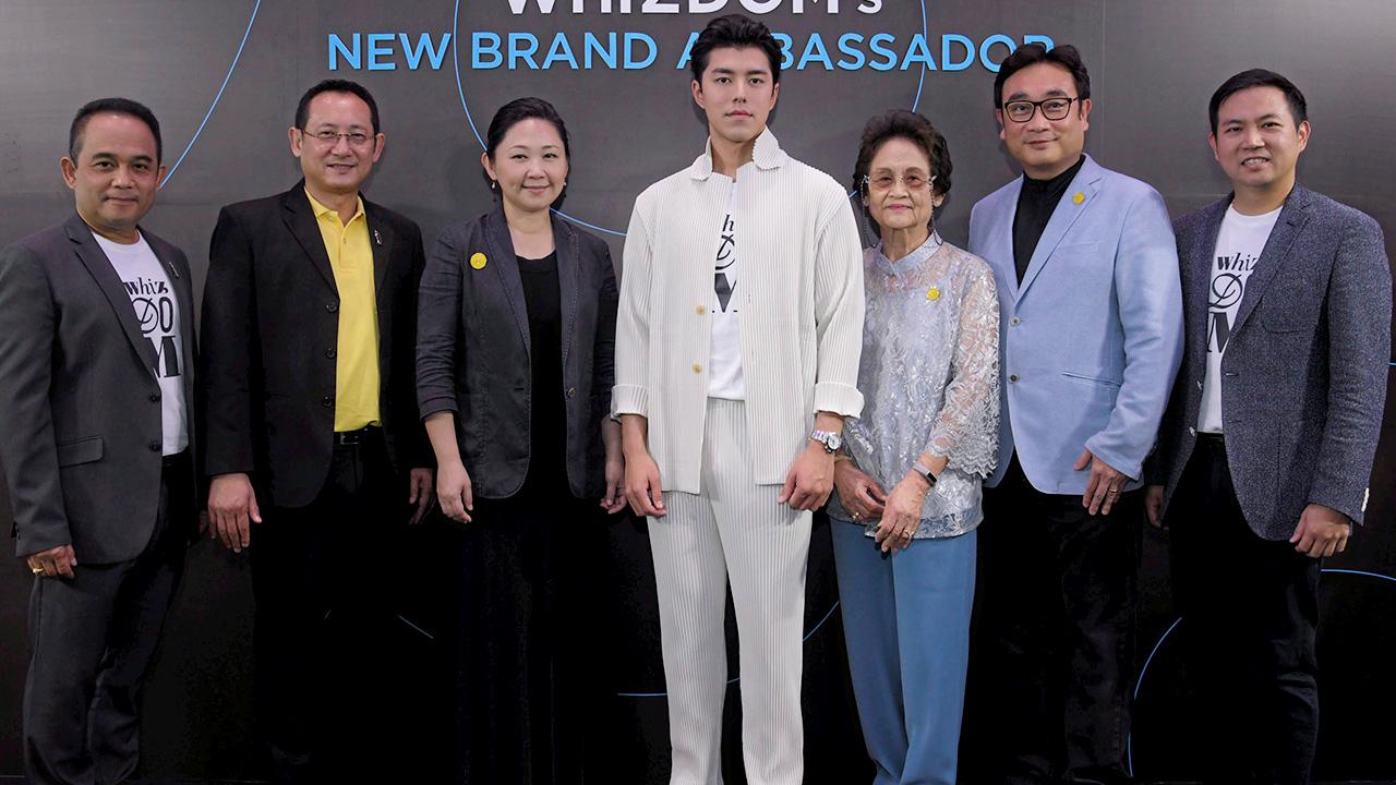 คนใหม่ อัษฎา แก้วเขียว และ กฤษฐ์สยุทธ ชววิทยาธรรม จัดงานแนะนำ ณภัทร เสียงสมบุญ วิสซ์ดอมแบรนด์แอมบาสเดอร์คนล่าสุด โดยมี ดร.ชวัลวัฒน์–ทิพพาภรณ์ อริยวรารมย์, พรวรินทร์ อริยวรารมย์ และ วิสิษฐ์ มาลัยศิริรัตน์ มาร่วมงานด้วย ที่วิสซ์ดอม คลับ วันก่อน.