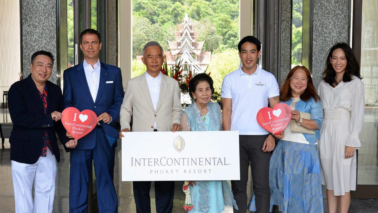 ลองเปิดก่อน - จรัสพิมพ์ ลิปตพัลลภ เปิด “โรงแรมอินเตอร์คอนติเนนตัล ภูเก็ต รีสอร์ท” ให้บริการอย่างไม่เป็นทางการ โดยมี สุวัจน์-พลโทหญิงพูนภิรมย์ ลิปตพัลลภ, พสุ ลิปตพัลลภ, พราวพุธ ลิปตพัลลภ, คาแรน แทน และ บียอร์น คอราจ มาร่วมงานด้วย ที่ จ.ภูเก็ต วันก่อน.
