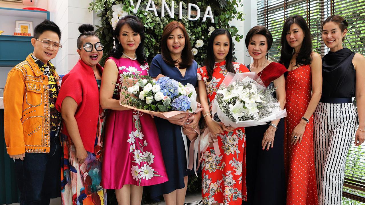 แฮปปี้เบิร์ธเดย์ - ศรีศุภางค์ มอฤทธิ์, ณิชยา ชัยวิสุทธิ์, พณิชนาฎ แย้มเพกา, สาลินี ปันยารชุน และ นุชนาถ ระวีแสงสูรย์ จัดงานเลี้ยงฉลองวันเกิดให้ อวัสดา ปกมนตรี และ กาญจน์ชนิตา กลศาสตร์เสนี โดยมี ณธนพร เอื้อวันทนาคูณ มาร่วมงานด้วย ที่ร้านอาหารวนิดา วันก่อน.