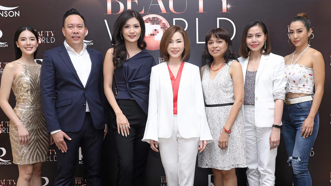 เชิญค่ะ - นภจิรา วัชรประภาส เปิดงาน “โรบินสัน บิวตี้ เวิลด์ 2019” มีน้ำหอมและเครื่องสำอางกว่า 70 แบรนด์ โดยมี จาริมา แย้มกลิ้นฟุ้ง, กานต์พิชชา เกียรติขจรฤทธิ์, ณัฐฐาวีรนุช ทองมี และ เจณิสตา พรหมผดุงชีพ มาร่วมงานด้วย ที่ศูนย์การค้าแฟชั่นไอส์แลนด์ วันก่อน.