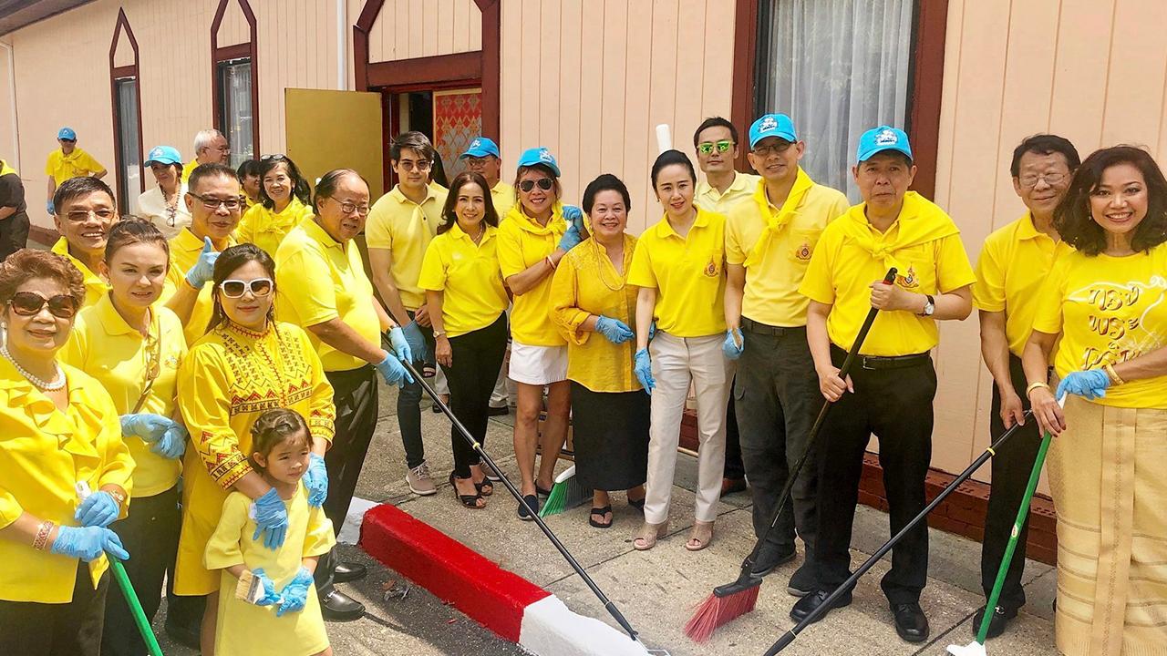 ทำความดี - วิทวัส ศรีวิหค ออท. ผู้แทนถาวรไทยประจำสหประชาชาติ ณ นครนิวยอร์ก สหรัฐฯ และ นิพนธ์ เพ็ชรพรประภาส กสญ. ณ นครนิวยอร์ก นำข้าราชการและชาวไทยร่วมกิจกรรมจิตอาสา เนื่องในวันเฉลิมพระชนมพรรษา.