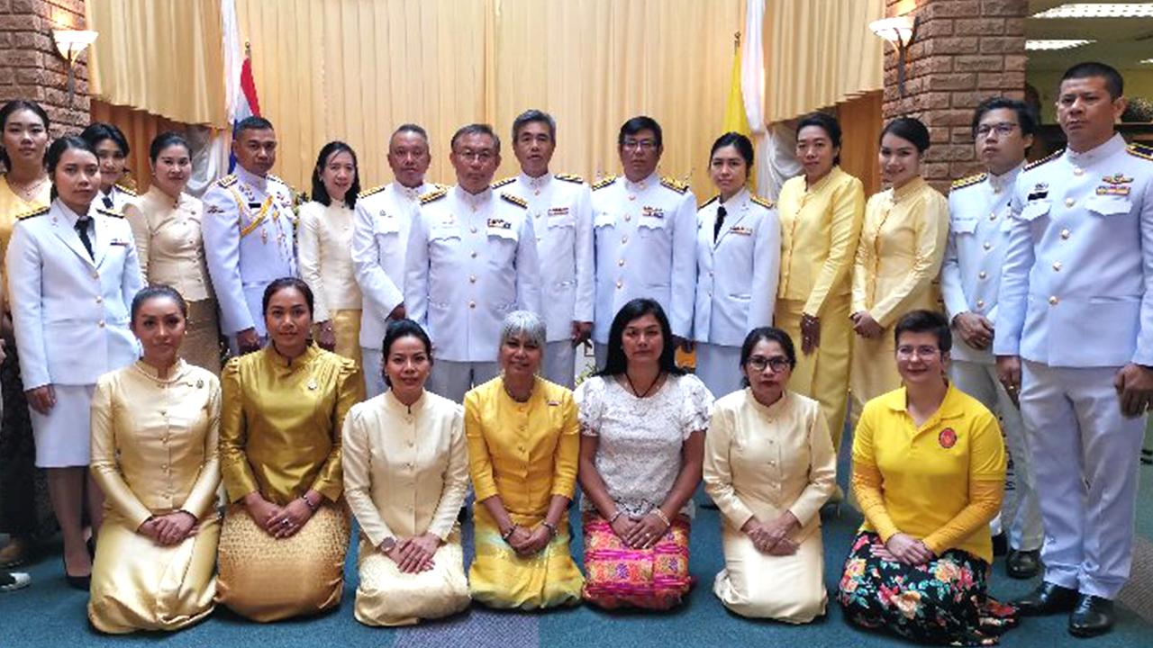 จงรักภักดี - ร.ท.โกเมศ กมลนาวิน รน. ออท. ณ กรุงพริทอเรีย แอฟริกาใต้ ถ่ายภาพร่วมกับข้าราชการและชุมชนไทยที่ไปร่วมพิธีถวายพระพร พระบาทสมเด็จพระเจ้าอยู่หัว เนื่องในวันเฉลิมพระชนมพรรษา ที่สถานทูต.