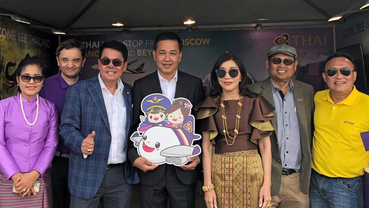 งานคึกคัก - ธนาธิป อุปัติศฤงค์ ออท. ณ กรุงมอสโก รัสเซีย พร้อม มนต์ทิพย์ ภริยา เยี่ยมบูธ บมจ.การบินไทยที่ไปร่วมโปรโมตในงาน “เทศกาลไทย ณ กรุงมอสโก” ครั้งที่ 6 ซึ่งปีนี้จัดใหญ่ 2 วัน คนเข้าชมงานกว่า 160,000 คน.