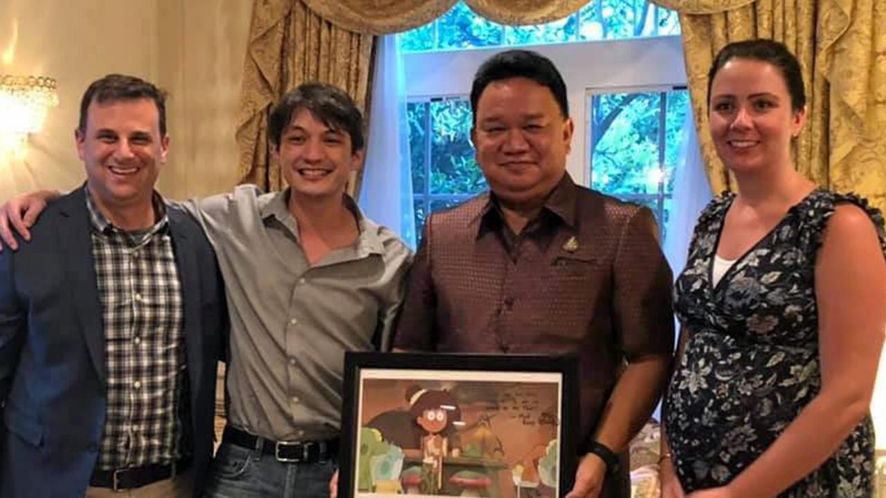 เลี้ยงขอบคุณ - มังกร ประทุมแก้ว กสญ. ณ นครลอสแอนเจลิส สหรัฐฯ เปิดบ้านรับรองจัดเลี้ยง พอล รูดิช และ แมทท์ บราลีย์ ผอ.สร้างการ์ตูนแอนิเมชัน พร้อม ทีมงาน ดิสนีย์ เทเลวิชั่น แอนิเมชัน ที่สร้างผลงานแอนิเมชันระดับโลกเกี่ยวกับประเทศไทยถึง 2 ชิ้น.