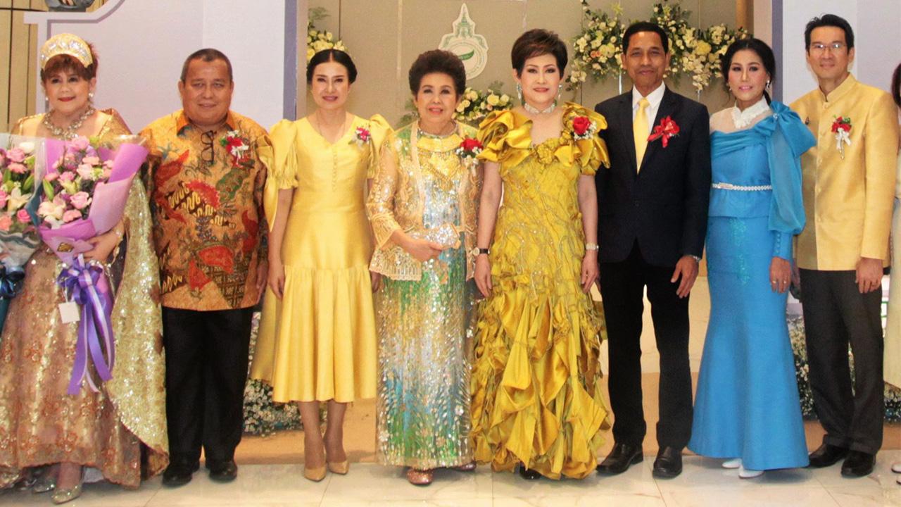 45 ปี - คุณหญิงณัฐิกา วัธนเวคิน อังอุบลกุล, อำพล พงศ์สุวรรณ และ พิณรัตน์ เยาว์มณีรัตน์ เปิดงานฉลองครบรอบ 45 ปี การก่อตั้งสมาคมสตรีนักธุรกิจและวิชาชีพ จ.สงขลา โดยมี อัญญาณี เพ็งจันทร์ และ จรรย์สมร วัธนเวคิน มาร่วมงานด้วย ที่โรงแรมลี การ์เดนส์ พลาซ่า วันก่อน.