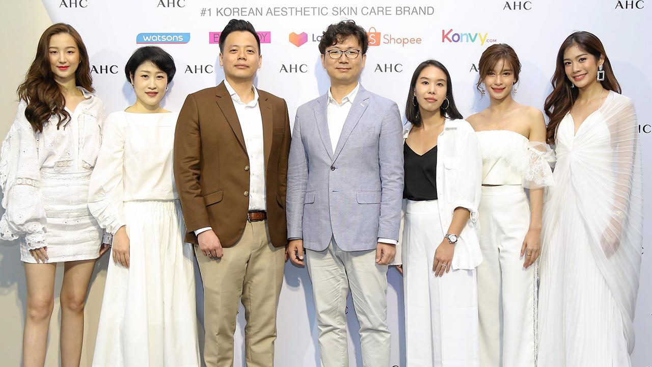ผิวสวย - จีเจย์ ชอย จัดงานเปิดตัว “AHC” ผลิตภัณฑ์ดูแลผิวคุณภาพสูงยอดนิยมของเกาหลีในราคาที่ทุกคนเอื้อมถึง โดยมี ซินดี้ โช, เคนเนท ชิว, สเตฟานี่ โค, วรรณรท สนธิไชย, กัญญาวีร์ สองเมือง และ อลิสา ขุนแขวง มาร่วมงานด้วย ที่เดอะ กลาสเฮ้าส์ ปาร์ค นายเลิศ วันก่อน.