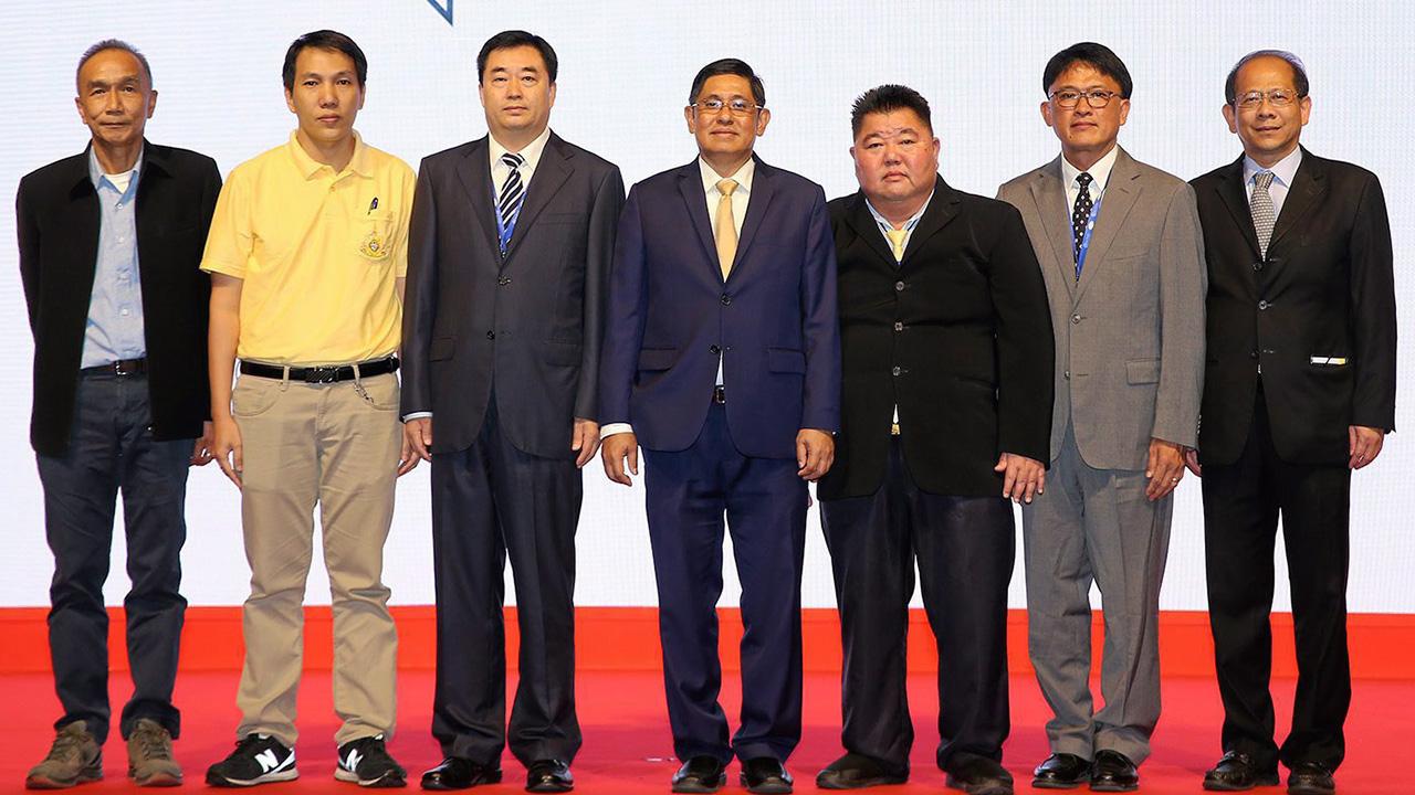 ประชุม - อภิจิณ โชติกเสถียร รองปลัดกระทรวงอุตสาหกรรม เปิด การประชุมกลุ่มผู้ชุบสังกะสีระดับเอเชีย แปซิฟิก ครั้งที่ 11 โดยมี วัฒนา สุจิตรานุรักษ์, ดร.จาง ซี่ฟู, ดร.ทวีป ชัยสมภพ และ วิทวัส สุทรานนท์ มาร่วมประชุมด้วย ที่โรงแรมเซ็นทาราแกรนด์ เซ็นทรัลเวิลด์ วันก่อน.