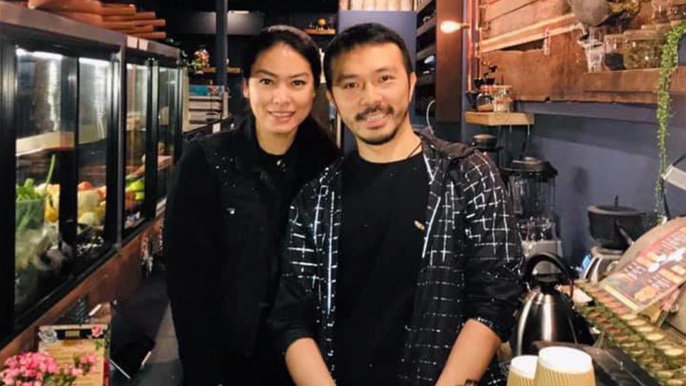 เปิดกิจการ เจย์-อาทิตย์ และ โบนัส-ชุติมา บูรณะศิลปกิจ เปิดร้านอาหารและเครื่องดื่มน้ำผลไม้ รวมทั้งชา-กาแฟออร์แกนิก ชื่อ “CHUU Salad and Juice Bar” ที่ 1B/1 The Corso Manly นครซิดนีย์ ออสเตรเลีย.