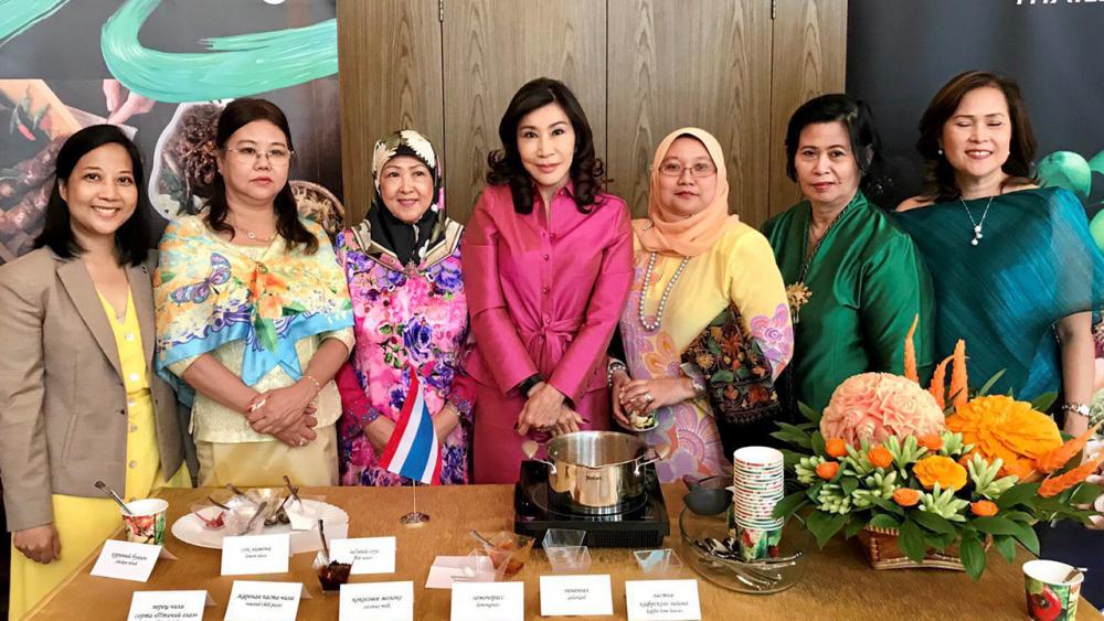 สาธิตอาหาร มนต์ทิพย์ อุปัติศฤงค์ ภริยา ออท. ณ กรุงมอสโก รัสเซีย เป็นเจ้าภาพงานเลี้ยงรับรองอาหารกลางวันคู่สมรสคณะทูตประจำกรุงมอสโก และสาธิตการทำอาหารไทยยอดนิยมให้ชิม ที่ สอท.มาเลเซีย ประจำมอสโก.
