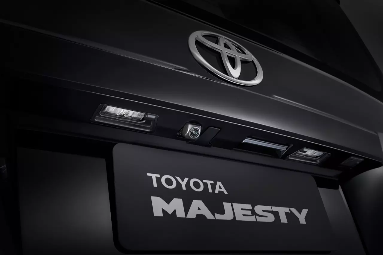 ราคาดีงาม มาแล้ว! รถตู้มหาชนคนรักครอบครัว Toyota Majesty