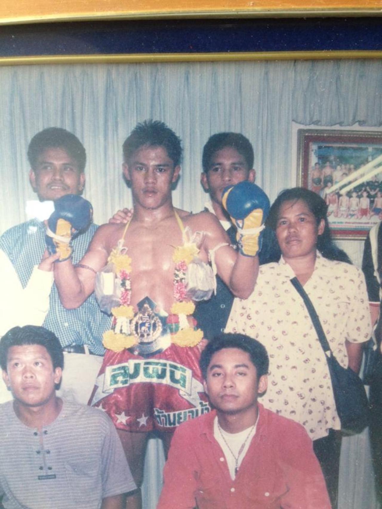 นางพรรณี ชูอุบล สะพายกระะเป๋าสีดำ อยู่เคียงข้างนายวิวัตร เมื่อครั้งต่อยมวยชนะ