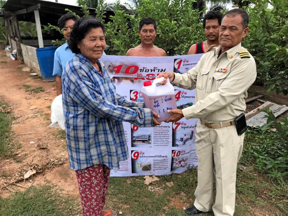 โครงการส่งเสริมสุกรขุนเพชรบุรี ให้ความรู้ป้องกันโรค ที่หมู่ 3 ต.หนองขนาน อ.เมือง จ.เพชรบุรี.