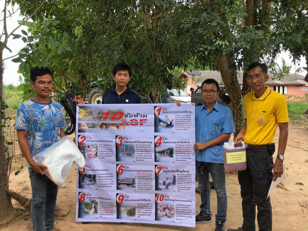 น.สพ.ทรงพล วิมลสถิต ปศุสัตว์ อ.ปราณบุรี จ.ประจวบคีรีขันธ์ ร่วมกับซีพีเอฟ จัดอบรมผู้เลี้ยงสุกรรายย่อย พร้อมมอบอุปกรณ์และน้ำยาฆ่าเชื้อ.