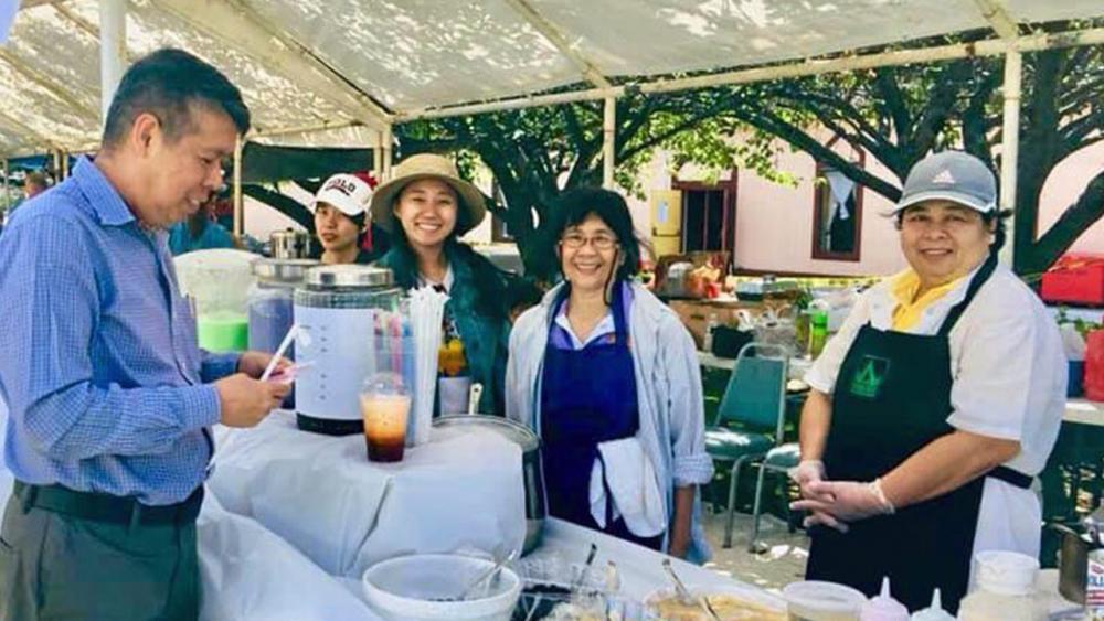 ชมสินค้า นิพนธ์ เพ็ชรพรประภาส กงสุลใหญ่ ณ นครนิวยอร์ก สหรัฐฯ เป็นประธานเปิดงาน “ไทยแฟร์ 2019” และเยี่ยมชมร้านขนมไทยที่มาออกร้าน ที่ร้านวชิรธรรมปทีป ลองไอส์แลนด์ นิวยอร์ก มีคนไปร่วมงานคึกคัก.