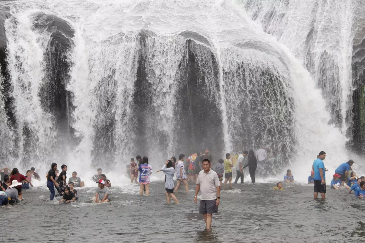วันหยุดชวนเที่ยวบึงกาฬ นั่งเรือเข้าน้ำตกถ้ำพระ เล่นสไลเดอร์หิน