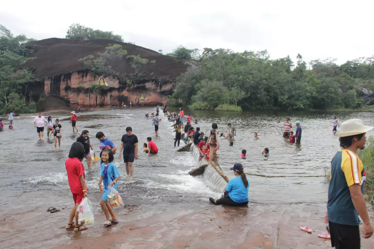 วันหยุดชวนเที่ยวบึงกาฬ นั่งเรือเข้าน้ำตกถ้ำพระ เล่นสไลเดอร์หิน