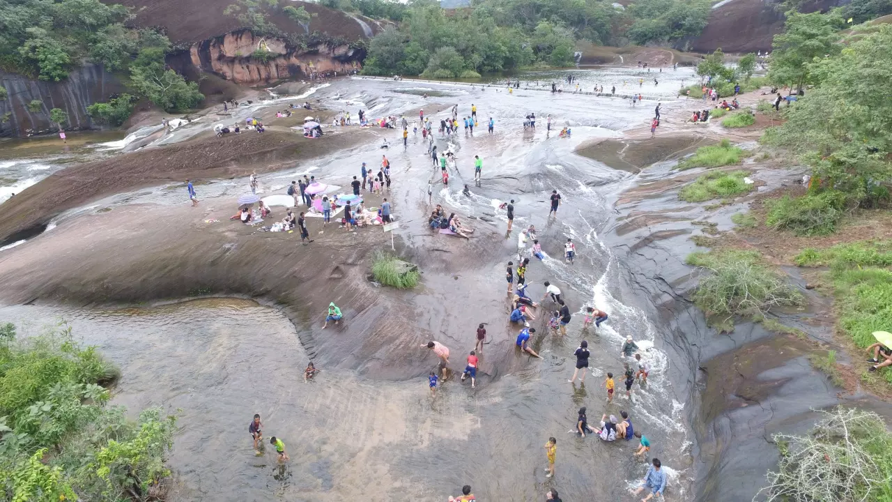 วันหยุดชวนเที่ยวบึงกาฬ นั่งเรือเข้าน้ำตกถ้ำพระ เล่นสไลเดอร์หิน