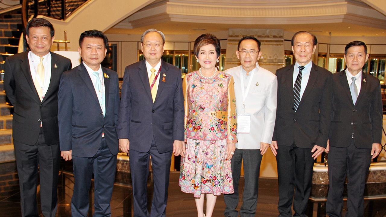 ภูมิใจ สนธิรัตน์ สนธิจิรวงศ์ รมว.พลังงาน แสดงความยินดีแก่ คุณหญิงณัฐิกา วัธนเวคิน อังอุบลกุล ปธ.กก.บห.บ.นํ้าตาลและอ้อยตะวันออก ได้รับรางวัล ASEAN Energy Awards ปี 2019 โดยมี ยงยุทธ จันทรโรทัย และ ประกอบ คณูวัฒนา มาร่วมงานด้วย ที่ รร.ดิ แอทธินี โฮเทล วันก่อน.