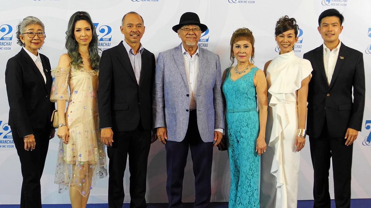 วัยเจ็ดสิบสอง ประไพศรี ปภัสร์พงษ์ จัดงานเลี้ยงฉลองวันเกิดครบรอบ 72 ปี ให้แก่สวีทฮาร์ท ขวัญชัย ปภัสร์พงษ์ โดยมีลูกชาย-ลูกสาว ชลัทชัย ปภัสร์พงษ์ และ ชไมพร ปภัสร์พงษ์ มาร่วมอวยพรด้วย ท่ามกลางบรรยากาศของความชื่นมื่น ที่รอยัลจูบิลี อิมแพ็ค เมืองทองธานี วันก่อน.