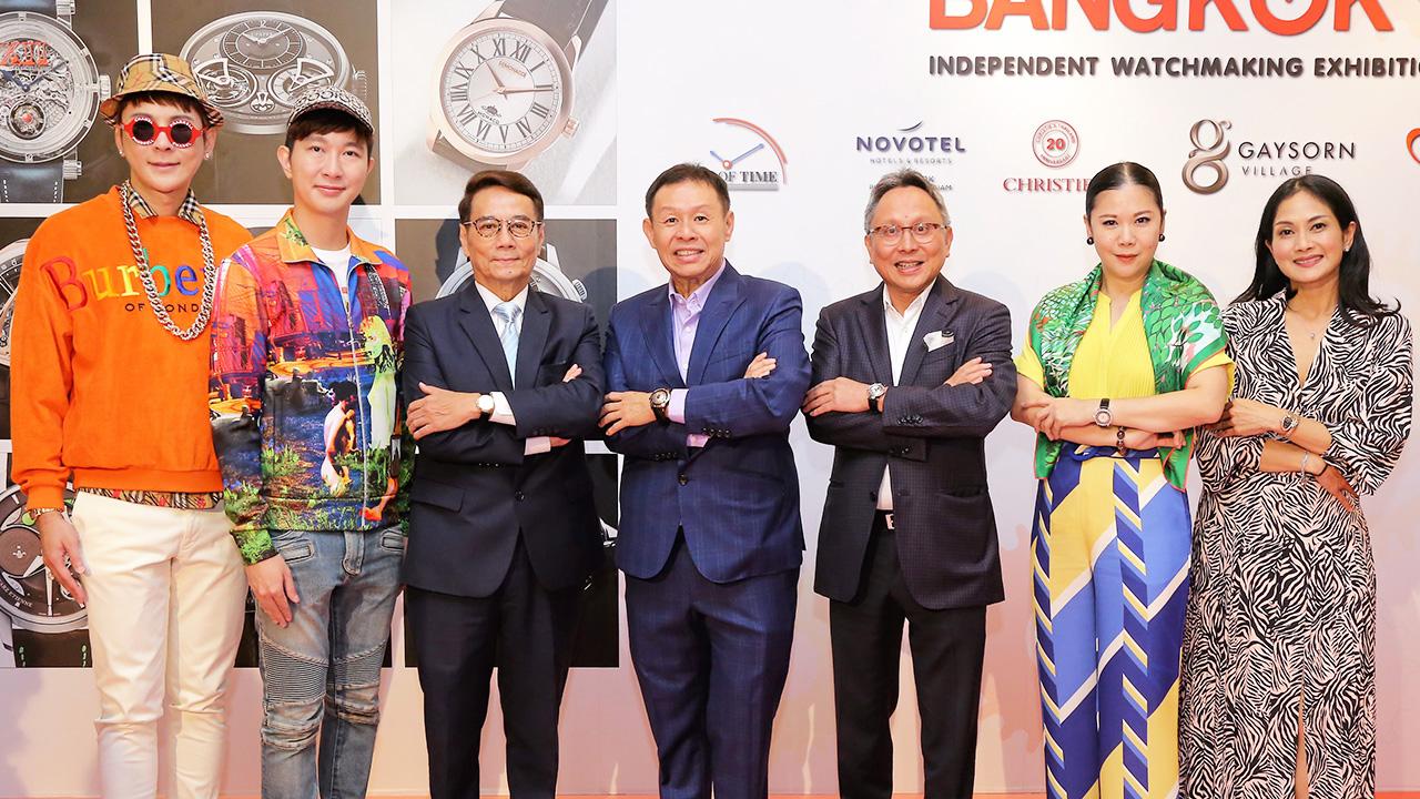 ประมูล ชาญ ศรีวิกรม์ และ จิมมี่ เทย์ จัดงาน BANGKOK INDEPENDENT WATCHMAKING EXHI BITION 2019 พร้อมเผยโฉมนาฬิกานำออกประมูล รายได้ส่วนหนึ่งสมทบทุนโครงการกำลังใจ ในพระ ดำริ โดยมี อดิศักดิ์ ภาณุพงศ์ และ ฐาปนีย์ เกียรติไพบูลย์ มาร่วมงานด้วย ที่เกษรวิลเลจ วันก่อน.