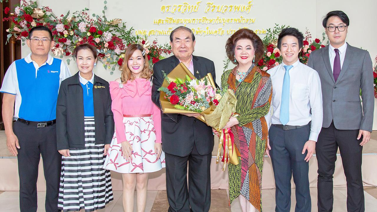 แฮปปี้เบิร์ธเดย์ พัชรา วีรบวรพงศ์ จัดงานเลี้ยงฉลองวันเกิดครบรอบ 73 ปี ให้สวีทฮาร์ท ดร.วรวิทย์ วีรบวรพงศ์ โดยมี พัชราวดี วีรบวรพงศ์, วัลลภ กมลวิศิษฎ์, จินตณา กิ่งแก้ว, ชวลิต กาญจนเสวี และ สมชาย กอประสพสุข มาร่วมงานด้วย ที่โรงแรมเดอะ เบอร์เคลีย์ วันก่อน.