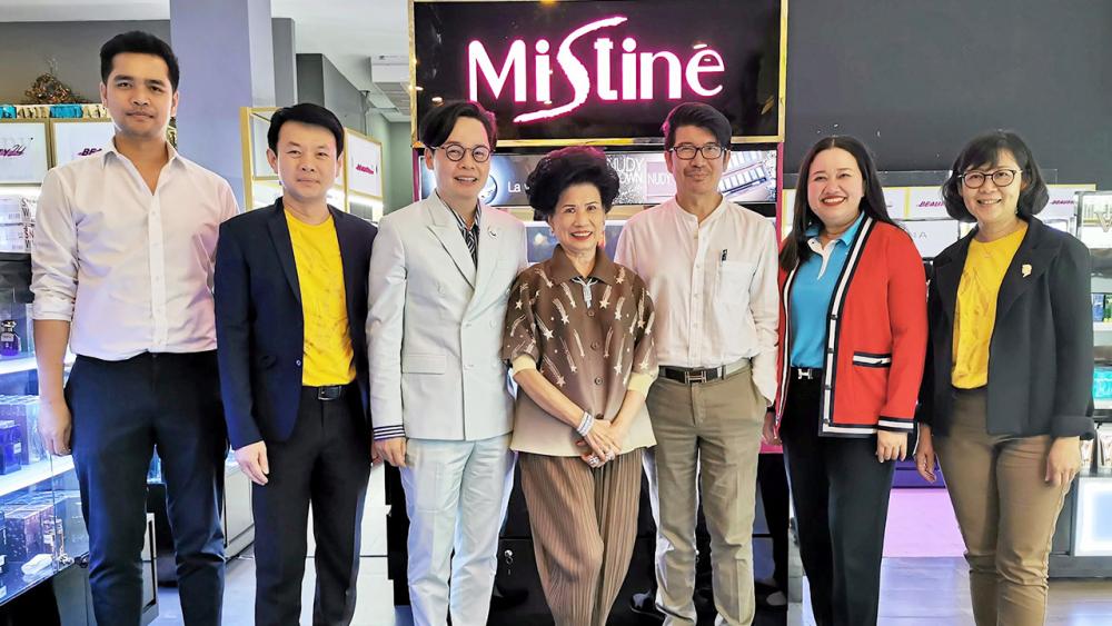 มาแล้วค่ะ สุริยน ศรีอรทัยกุล และ นภัสนันท์ พรรณนิภา ให้การต้อนรับ ดนัย ดีโรจนวงศ์ ในโอกาสเข้าเยี่ยมชมกิจการมิสทินของพาร์ตเนอร์คู่ค้า โดยมี จรินทร์ สุมานนท์ และ นงลักษณ์ ผดุงอรรถกิจ มาร่วมงานด้วย ที่ร้านบิวตี้ ทเวนตี้โฟร์ ศูนย์การค้าพาร์คเลน เอกมัย วันก่อน.