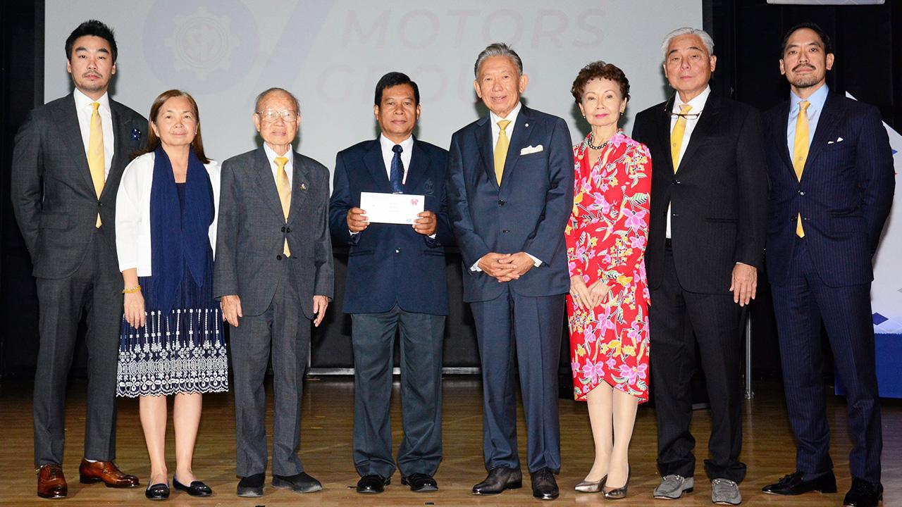 67 ปี ปริญญา พรประภา จัดงานครบรอบ 67 ปีการก่อตั้งบริษัทสยามกลการ พร้อมมอบเงินให้แก่ สุรนาท กุมภาว์ เพื่อสมทบทุนมูลนิธิไทยรัฐ โดยมี ดร.พรเทพ พรประภา, พรพงษ์ พรประภา, พรพรรณ พรประภา และ ประกาสิทธิ์ พรประภา มาร่วมงานด้วย ที่อาคารสยามกลการ วันก่อน.