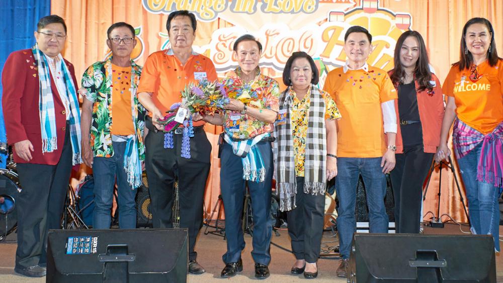 หนึ่งไปสอง สมชาย อัศวเศรณี ประธานรุ่นที่ 1 หลักสูตรสื่อสุขภาพ ราชวิทยาลัยจุฬาภรณ์ แสดง ความยินดีแก่ ดร.สุภาพ ปูรานิธี ประธานรุ่นที่ 2 โดยมี พล.อ.ต.นพ.สันติ ศรีเสริมโภค, ดร.พวงเพ็ชร ชุนละเอียด และ สมชัย เลิศสุทธิวงค์ มาร่วมงานด้วย ที่ รร.มิราเคิล แกรนด์ วันก่อน.