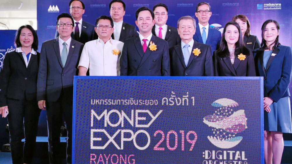 การเงิน อิทธิพล คุณปลื้ม รมว.วัฒนธรรม เป็นประธานเปิดงาน มหกรรมการเงินระยอง ครั้งที่ 1 MONEY EXPO 2019 ให้แก่ สันติ วิริยะรังสฤษฎ์ จัดถึง 8 ก.ย. โดยมี ยุทธพล องอาจอิทธิชัย, ทวีลาภ ฤทธาภิรมย์ และ อิสระ วงศ์รุ่ง มาร่วมงานด้วย ที่เซ็นทรัลพลาซา ระยอง วันก่อน.