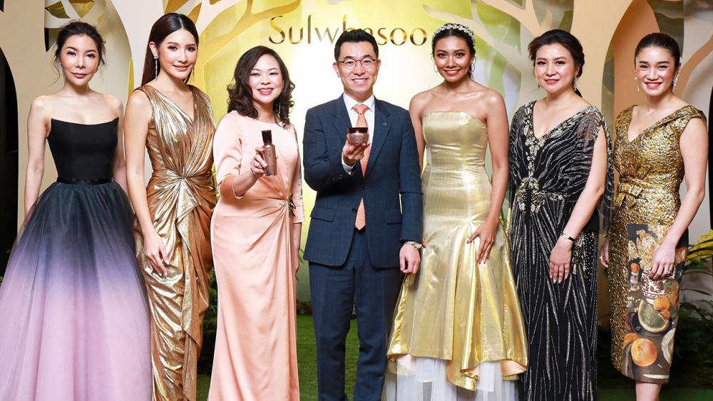 สุดยอด วุง ซอย และ หฤดี วรพงศ์พิสุทธิ์ เปิดตัว “ไทม์เทรชเชอร์ อินวิโกเรติ้ง” ผลิตภัณฑ์สูตรใหม่ จากตำรับยาสมุนไพรเกาหลีผสมสารสกัดจากสนแดงเกาหลีและโสมป่าของโซลวาซู โดยมี วิชญาณี เปียกลิ่น, แพรวปรียา ชุมสาย ณ อยุธยา มาร่วมงานด้วย ที่ รร.วอลดอร์ฟ แอสโทเรีย วันก่อน.