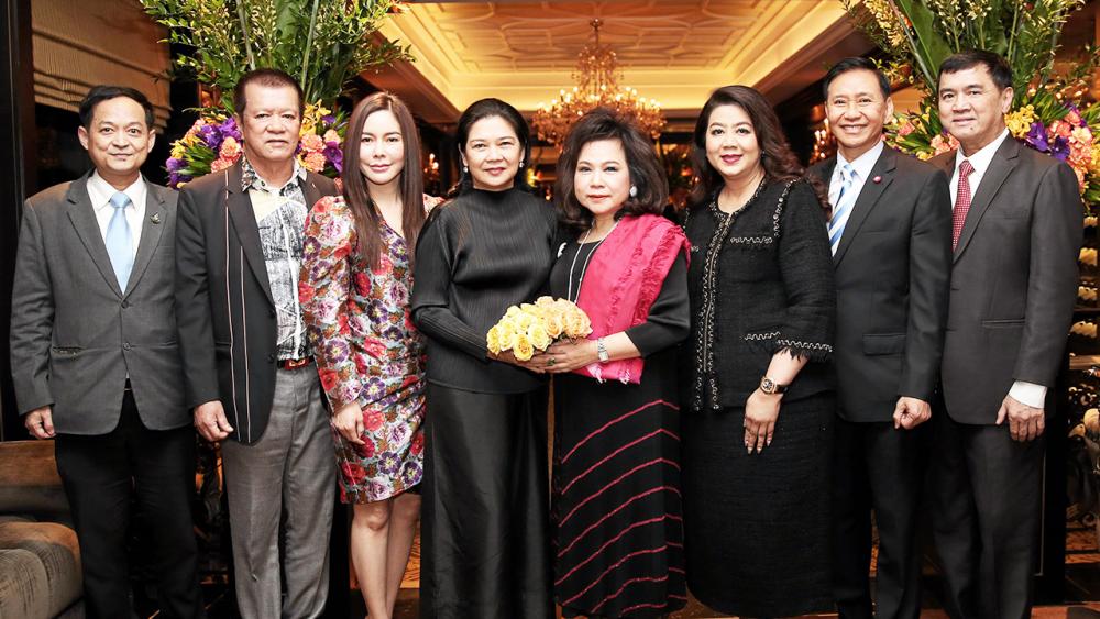 ปลื้ม พล.อ.นพดล อินทปัญญา, ไชยยศ จิรเมธากร และ ดร.นุชนาถ วสุรัตน์ จัดเลี้ยงแสดงความยินดีให้แก่ อาภาภรณ์ โกศลกุล ในโอกาสได้รับพระราชทานรางวัลสตรีไทยดีเด่น ประเภทสื่อมวลชน ประจำปี 2562 เนื่องในวันสตรีไทย ที่โรงแรมแมนดาริน โอเรียนเต็ล วันก่อน.