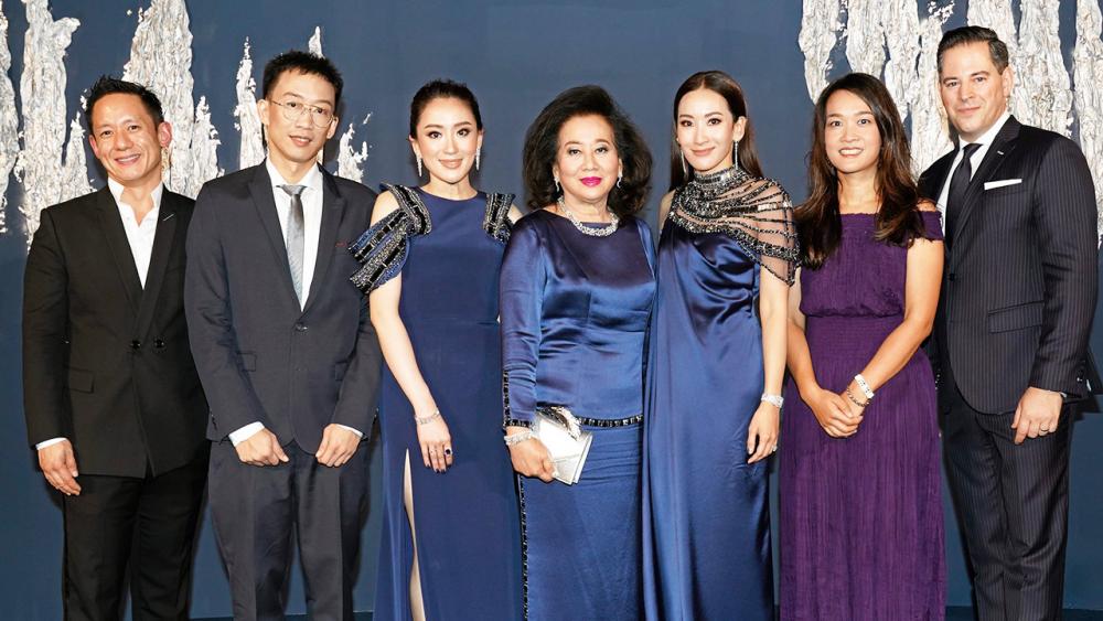 ชื่นมื่น พินทองทา ชินวัตร คุณากรวงศ์ และ แพทองธาร ชินวัตร จัดงาน THE HOUSEWARMING เพื่อฉลองการเปิดให้บริการสุดยอดของโรงแรมโรสวูด โดยมี คุณหญิงพจมาน ดามาพงศ์, พาน ทองแท้ ชินวัตร, ซอนย่า เชง และ โธมัส ฮาร์แลนเดอร์ มาร่วมงานด้วย ที่โรงแรมโรสวูด วันก่อน.