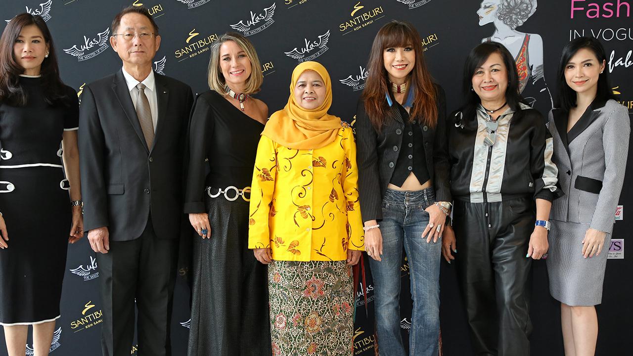 จัดเกาะสมุย บัณฑิต ศรีวัลลภานนท์, พาตีเมาะ สะดียามู, อวิกา แจ้งเจนกิจ และ ซาบีน ลัม แบร์ทส แถลงข่าวการจัด Fashion Mania : In Vogue Dining งานแฟชั่นผ้าไทยบนเกาะสมุย โดยมี พีร์อุมากร วระเศรษฐ์ถาพร และ พณิชนาฏ แย้มเพกา มาร่วมงานด้วย ที่โรงแรมยู สาทร วันก่อน.
