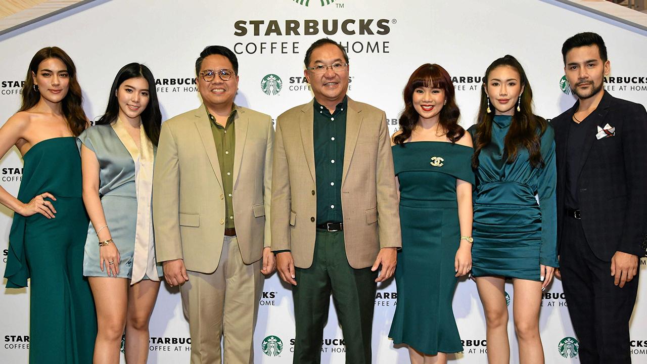 ดื่มในบ้าน วิคเตอร์ เซียห์ เปิดตัว “แคปซูลกาแฟสดสตาร์บัคส์” ครั้งแรกโดยเนสท์เล่ ประเทศไทย ได้พัฒนาขึ้นเพื่อใช้ร่วมกับเครื่องชงกาแฟแคปซูลเนสกาแฟ ดอลเช่ กุสโต้ โดยมี โจโจ้ เดลา ครูซ, ไอลีน เพิร์ลพอนซ์ และ คิมเบอร์ลี่ แอน เทียมศิริ มาร่วมงานด้วย ที่เซ็นทรัลเวิลด์ วันก่อน.