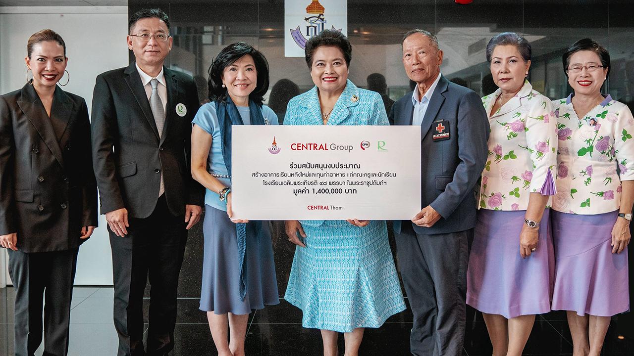 ใจดีใจบุญ สุพัตรา จิราธิวัฒน์, สุรกิจ อารยรังษี และ ศิรณา เหมะชญาติ มอบเงินจำนวน 1,400,000 บาท ให้แก่ ศ.นพ.ดำรง เหรียญประยูร และ สายสม วงศาสุลักษณ์ เพื่อสนับสนุนโครงการจัดสร้างอาคารเรียนและทุนอาหารกลางวันให้นักเรียน ที่มูลนิธิช่วยคนปัญญาอ่อน วันก่อน.