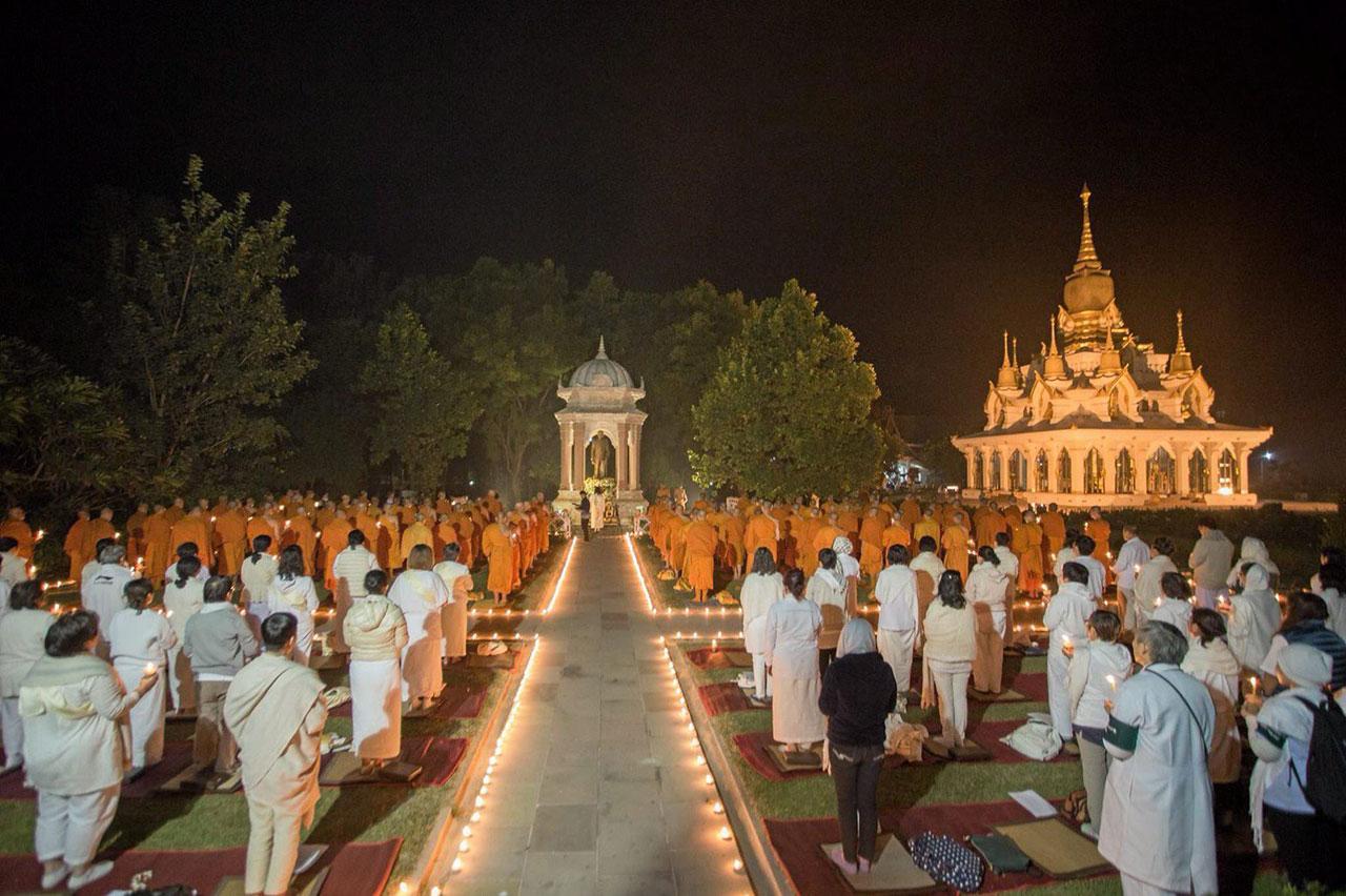 คณะสงฆ์พร้อมด้วยพุทธศาสนิกชนชาวไทยและจากทั่วโลกร่วมปฏิบัติธรรมกันอย่างเนืองแน่นในวันสำคัญทางศาสนา บริเวณหน้า พระมหาธาตุเจดีย์เฉลิมราชศรัทธา.