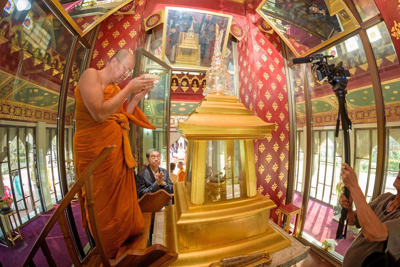 พระธรรมโพธิวงศ์ (วีรยุทฺโธ) หัวหน้าพระธรรมทูตสายอินเดีย-เนปาล และเจ้าอาวาสวัดไทยพุทธคยา รัฐพิหารอินเดีย สักการะพระบรมสารีริกธาตุและเส้นพระเจ้า (เส้นผม) ที่ประดิษฐานอยู่ในพระมหาธาตุเจดีย์เฉลิมราชศรัทธา.