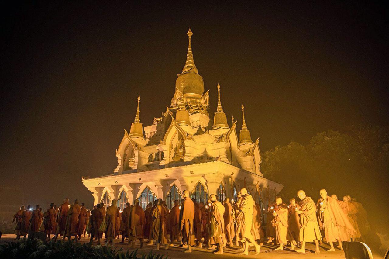 คณะสงฆ์จากทั่วโลกที่ไปแสวงบุญร่วมปฏิบัติธรรมและเวียนเทียนรอบ พระมหาธาตุเจดีย์เฉลิมราชศรัทธา เพื่อรำลึกถึง สมเด็จพระสัมมาสัมพุทธเจ้า.