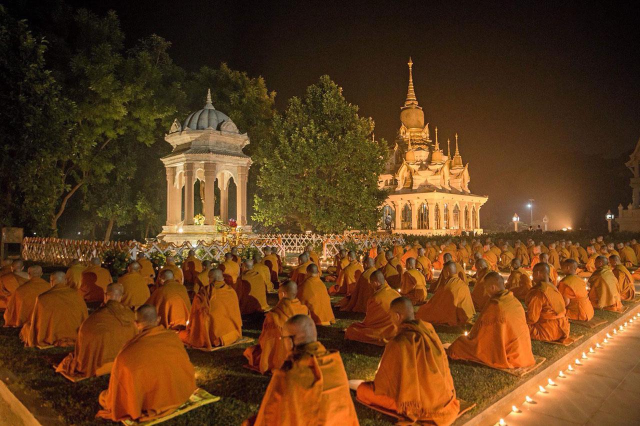 พระภิกษุจากทั่วโลกร่วมเจริญพระพุทธมนต์ในวันสำคัญทางพุทธศาสนา ณ ลานหน้า พระมหาธาตุเจดีย์เฉลิมราชศรัทธา วัดไทยกุสินาราเฉลิมราชย์ เมืองกุสินารา จ.กุศินาคาร์ รัฐอุตตรประเทศ สาธารณรัฐอินเดีย.