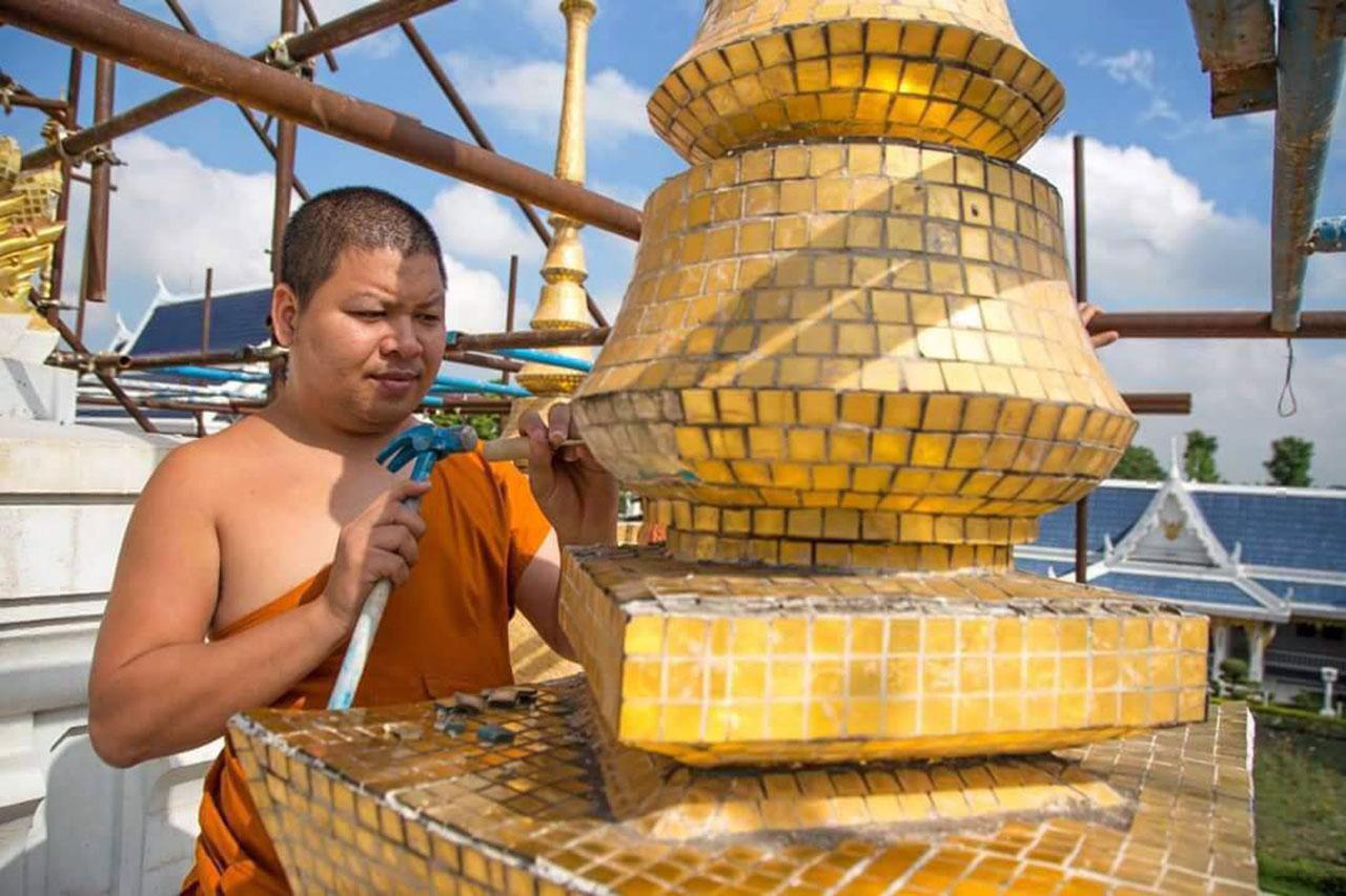 พระครูนรนาถเจติยาภิรักษ์ (สมพงศ์) ผู้ปฏิบัติหน้าที่ดูแลวัดไทยกุสินารา–เฉลิมราชย์ ร่วมบูรณะปรับปรุง พระมหาธาตุเจดีย์ฯ ด้วยตนเอง.