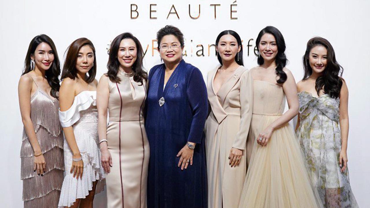 ผิวสวยได้ ปาริชาติ วีระเสถียร เปิดตัว “Cle de Peau Beaute Key Radiance Care” ผลิตภัณฑ์ บำรุงปกป้องผิวคอลเลกชันใหม่จาก เคลย์ เดอ โป โบเต้ โดยมี มนัสนันท์ พันเลิศวงศ์สกุล, วริศรา ไพรสานฑ์กุล และ ปานหทัย สมรรถศรบุศย์ มาร่วมงานด้วย ที่โรงแรมพาร์ค ไฮแอท วันก่อน.