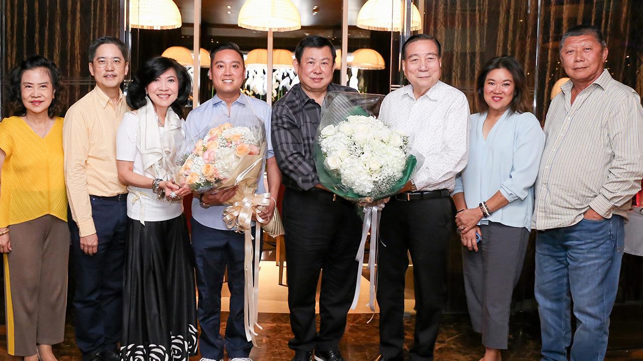 เราปลื้ม สุพัตรา จิราธิวัฒน์, สมศักดิ์ ศรีสุภรวาณิชย์, รศ.นพ.ดร.จิรุตม์ ศรีรัตนบัลล์ และ ม.ล.ศสิพร รัชนี พร้อมเพื่อนหลักสูตรภูมิพลังแผ่นดิน 3 มาร่วมแสดงความยินดีแก่ นพ.มารุต มัสยวาณิช และ เสมอกัน เที่ยงธรรม ในโอกาสได้เป็น ส.ส. ที่ รร.เซ็นทาราแกรนด์ เซ็นทรัลเวิลด์ วันก่อน.