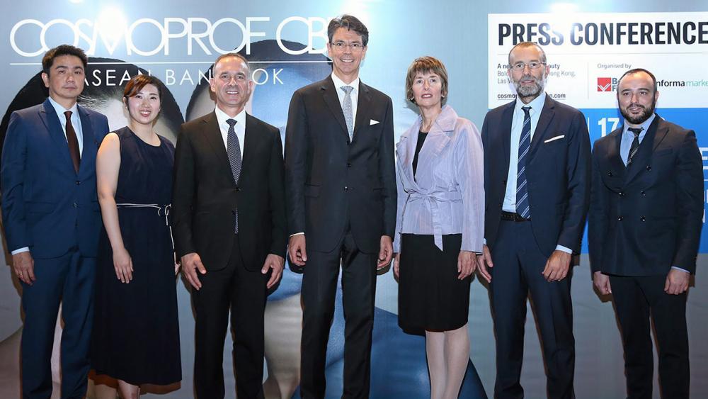 อย่าพลาด คลาวเดีย บอนฟิกลอลี่ แถลงข่าวการจัด Cosmoprof CBE ASEAN 2020 งานแสดงสินค้าเพื่อธุรกิจความงามระดับโลก ระหว่าง 17-19 ก.ย.63 โดยมี ลอเรนโซ กาลานติ, เอ็นริโก้ ซันนีนี่, แมทเทีย มิคิโล และ สรรชาย นุ่มบุญนำ มาร่วมงานด้วย ที่อิมแพ็ค เมืองทองธานี วันก่อน.