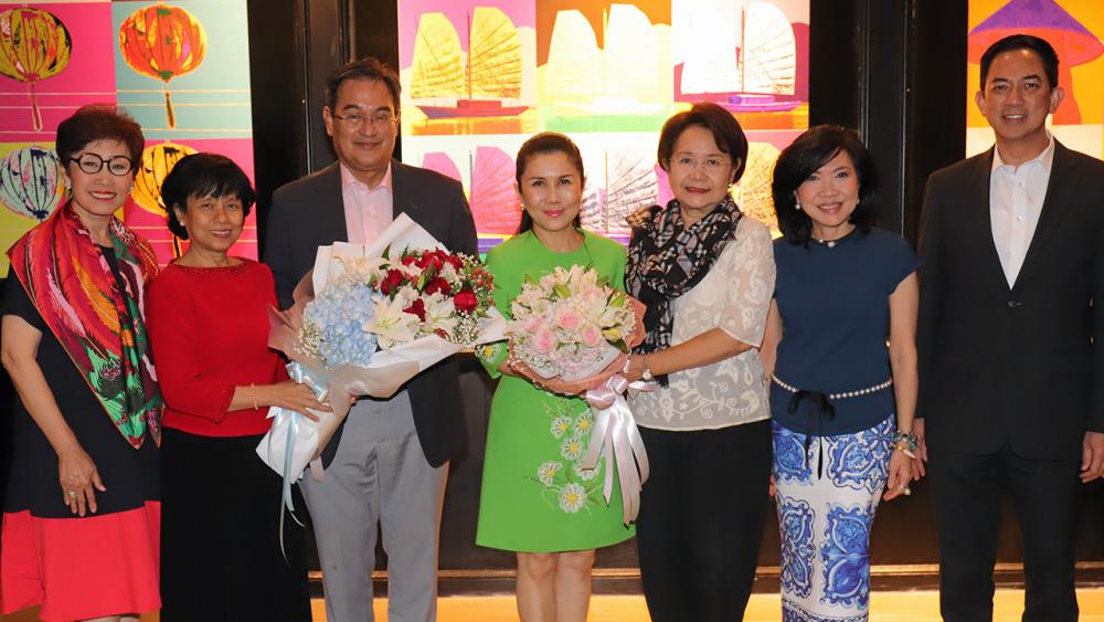 ปลื้มมาก พิมพาพรรณ ชาญศิลป์ มอบดอกไม้แสดงความยินดีแก่ กัญจนา ศิลปอาชา หัวหน้าพรรคชาติไทยพัฒนา และ นิกร จำนง ได้เป็น ส.ส. โดยมี สุพัตรา จิราธิวัฒน์, วิภาดา ธรรมา วรานุคุปต์ และ สร้อยทิพย์ ไตรสุทธิ์ มาร่วมปลื้มด้วย ที่โรงแรมเซ็นทาราแกรนด์ ลาดพร้าว วันก่อน.