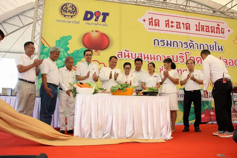 นายวิชัย โภชนกิจ อธิบดีกรมการค้าภายใน พร้อมกรรมการจัดงานและเชฟดัง ร่วมกันเปิดงาน พร้อมแนะนำการใช้ผักและผลไม้ปลูกแบบออร์แกนิกปรุงอาหาร.