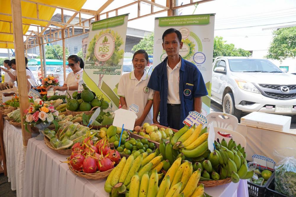 ร้านค้านำผลไม้ออร์แกนิกมาวางขายให้คนนำไปรับประทานอย่างปลอดภัย.